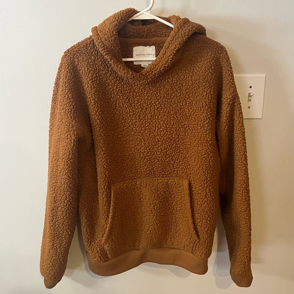 fluffy brown hoodie
brand american eagle
size small
good condition